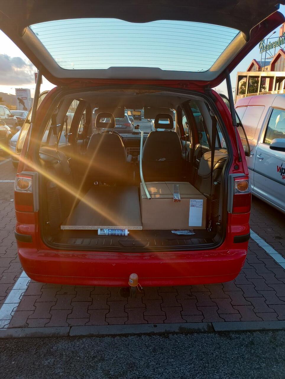 Galaxy s plným kufrem