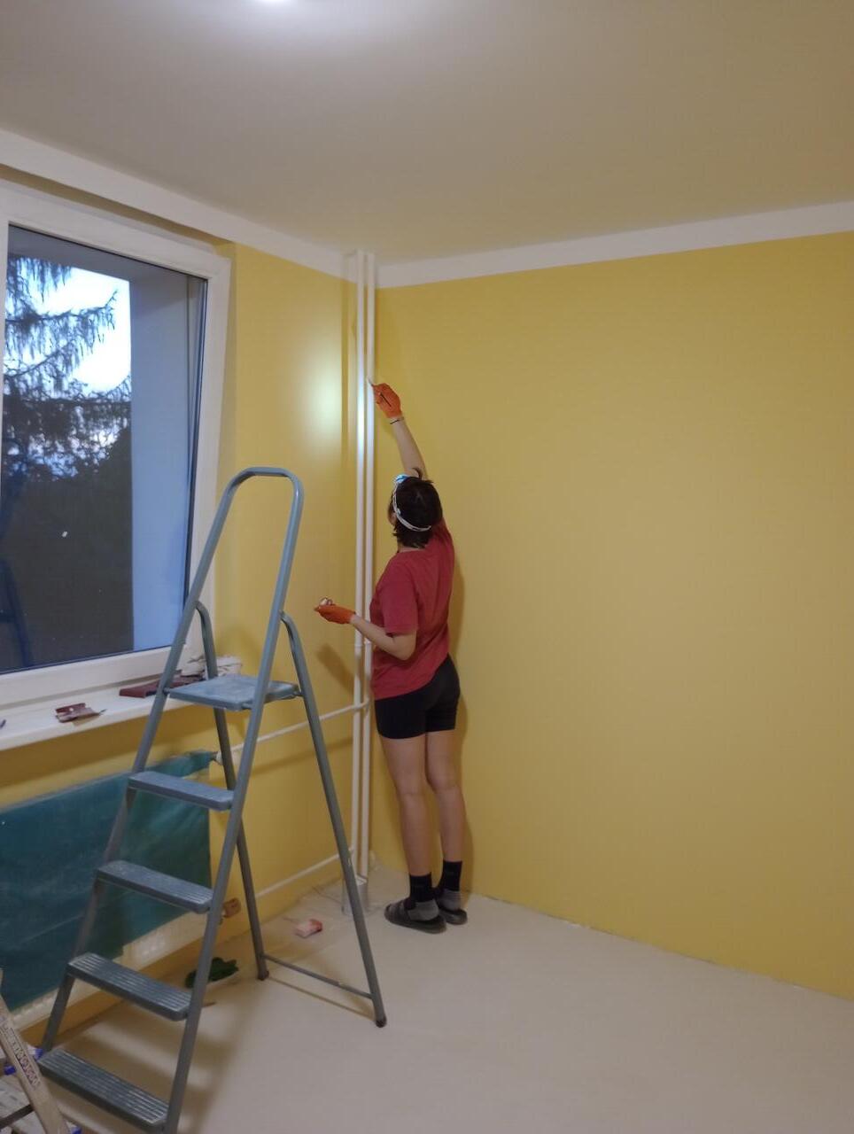 Erika natírá trubky